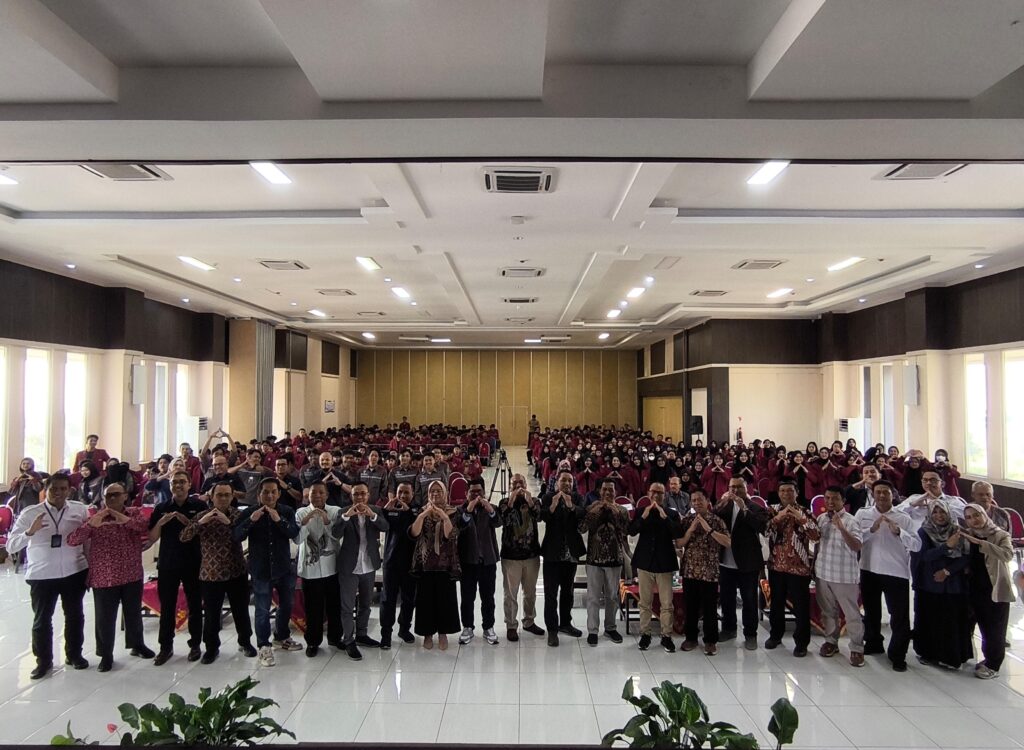 Dosen dan Mahasiswa Teknik Sipil pada acara kuliah tamu di Aula GKB IV