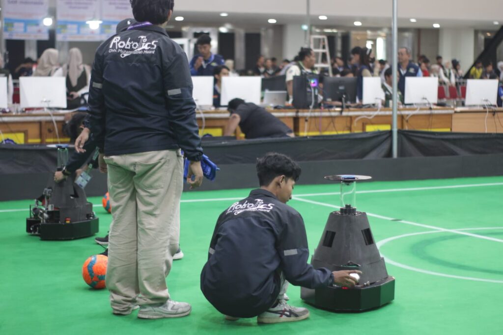 Tim Robot UMM sedang berlaga pada Kontes Robot Indonesia (KRI) 2024 di Universitas Muhammadiyah Surakarta (UMS)