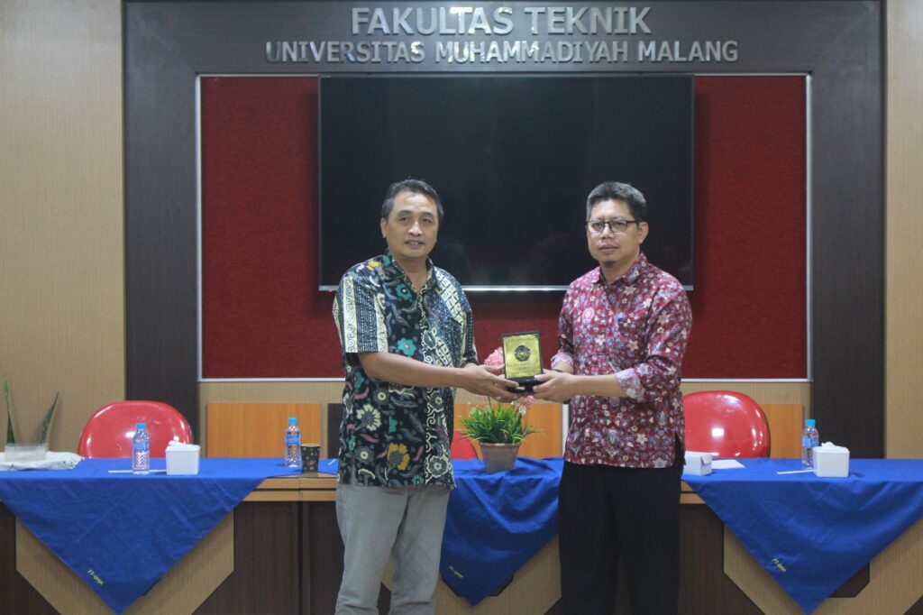 Dekan FT UM Jember, Dr. Nanang Saiful Rizal, M.T menyerahkan cendramata kepada Dekan Fakultas Teknik UMM, Prof. Ir. Ilyas Masudin, ST., M.LogSCM., Ph.D.