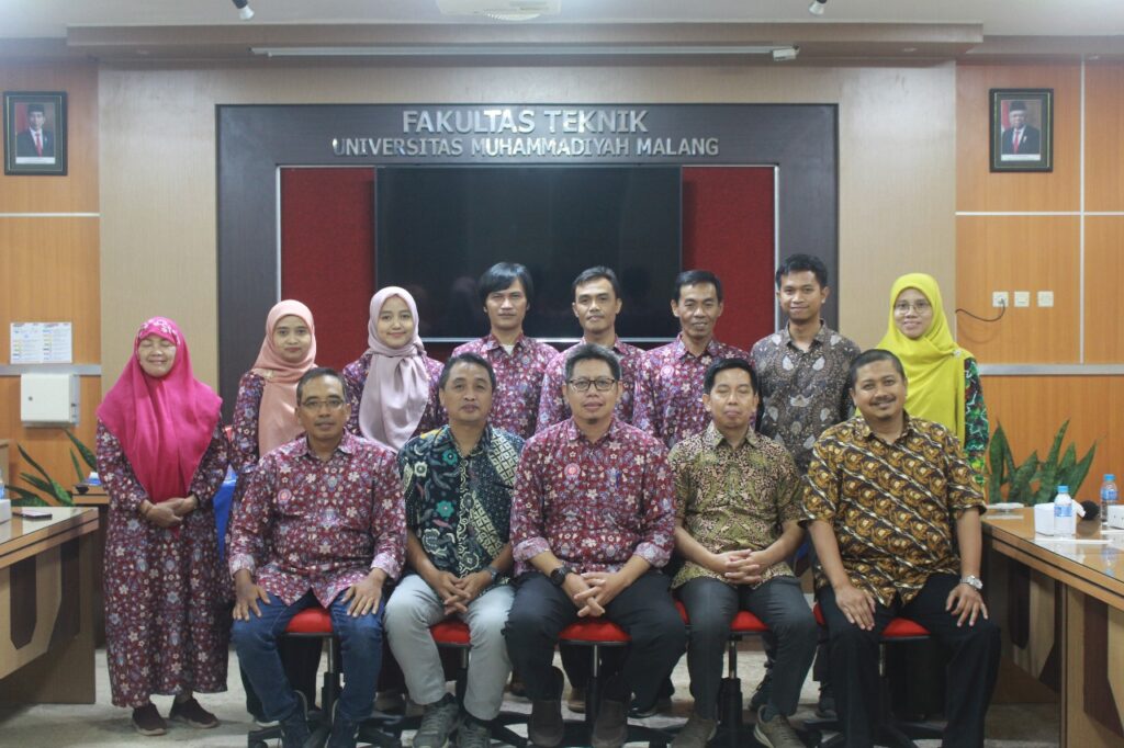 Jajaran Dekanat Fakultas Teknik UMM Foto bersama dengan perwakilan Fakultas Teknik Universitas Muhammadiyah Jember