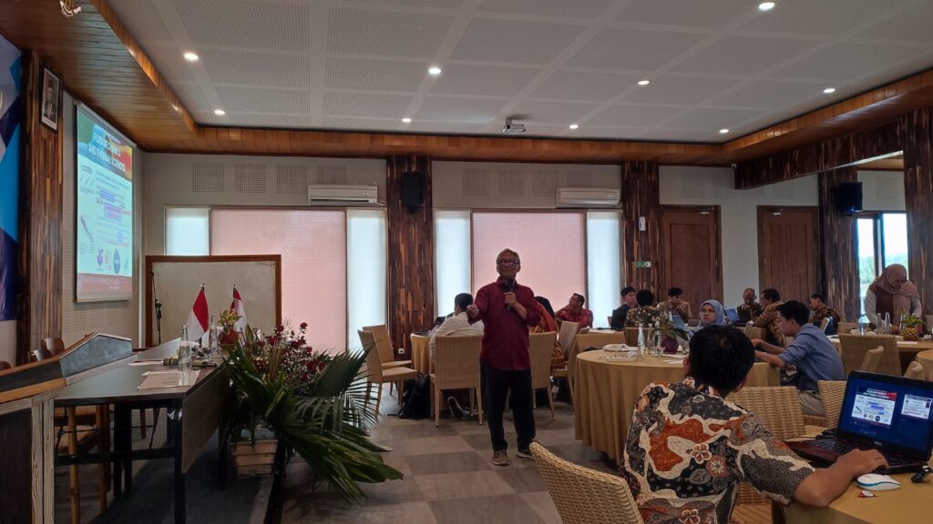 Ketua TPPM FT UMM (Achmad Fauzan Hery Soegiharto, Dr. Ir., MT.) sedang berpresentasi