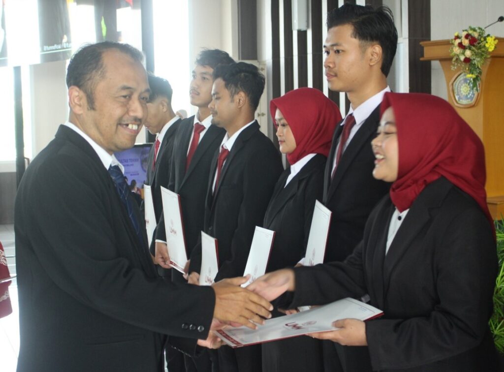 Penyerahhan Penghargaan oleh Wakil Dekan I, Dr. H. Machmud Effendy ST, M.Eng kepada Para Mahasiswa terbaik Program Studi Fakultas Teknik