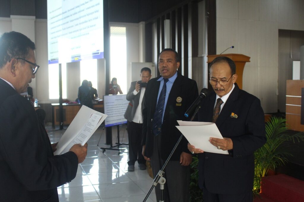 Pengambilan Sumpah oleh Peserta Yudisium PSPPI yang dibacakan oleh Ketua PII Wilayah Jawa Timur, Dr. Ir. Gentur Prihantono, SP., SH., MT., MH., IPU